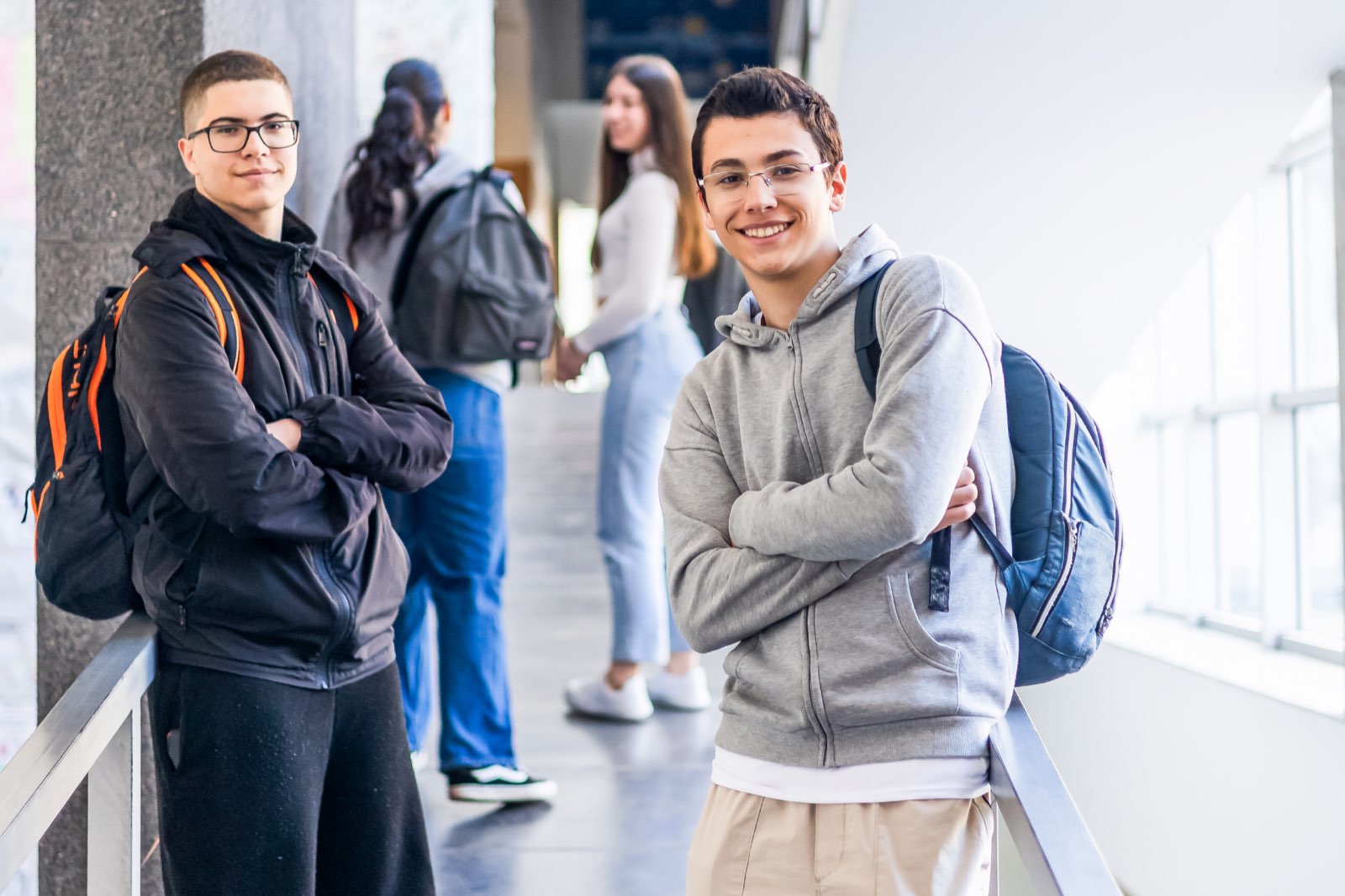 Alunos da EPB no corredor da escola