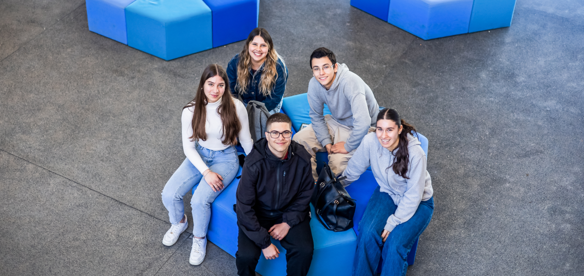 Alunos da EPB sentados em grupo